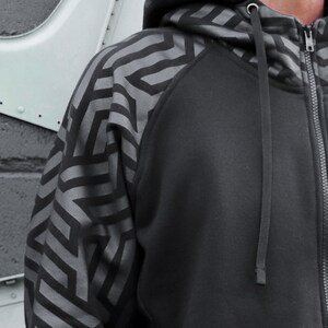 Sweat à capuche zippé sérigraphié motif géométrique poches latérales zippées vêtement chaud pour festivals Labyrinth TUNKSA image 4