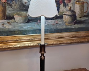 Vintage schwarz-weiße Kerzenhalter-Tischlampe - Messingfuß - ausgebogter weißer Schirm - klassische Sockellampe