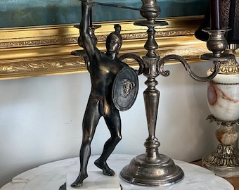 Estatua de guerrero de bronce vintage: escultura grecorromana sobre base de mármol