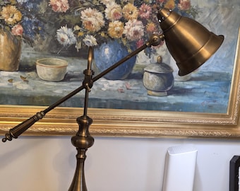 Duża, regulowana lampa biurkowa w stylu industrialnym – podstawa mosiężna z obrotowym ramieniem – matowy klosz z brązu – oświetlenie w stylu vintage industrial