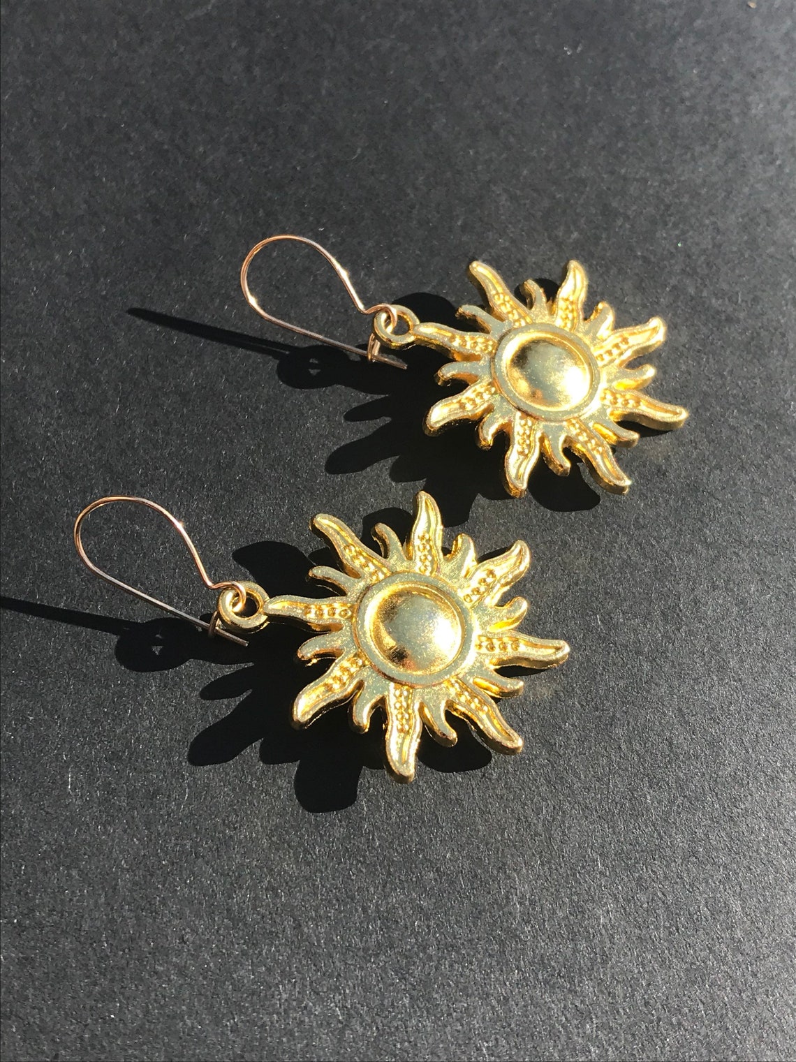 Pendiente colgante de bronce sol dorado 14 k de alambres de Etsy