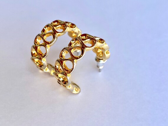 Gorgeous vintage snake thread gold hoops - image 2