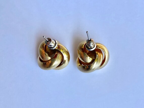 Beautiful Vintage knotted gold stud - image 4