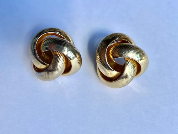 Beautiful Vintage knotted gold stud - image 6