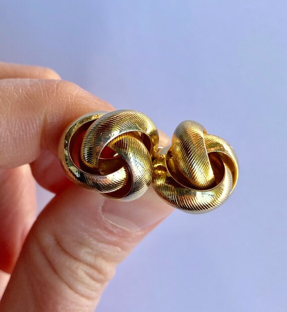 Beautiful Vintage knotted gold stud - image 3