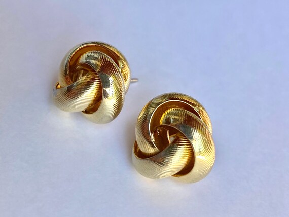 Beautiful Vintage knotted gold stud - image 2