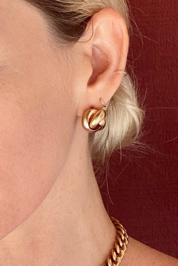 Beautiful Vintage knotted gold stud