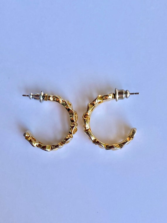 Gorgeous vintage snake thread gold hoops - image 8