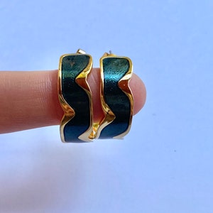 Stunning vintage emerald green wavy gold hoops