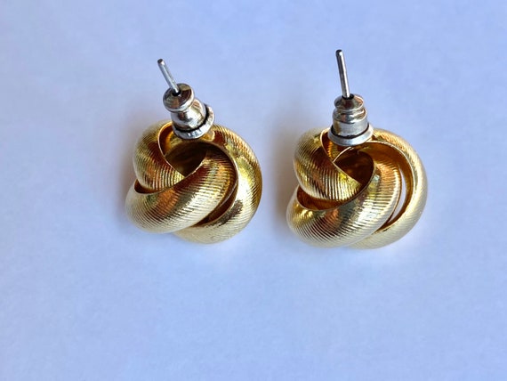 Beautiful Vintage knotted gold stud - image 8