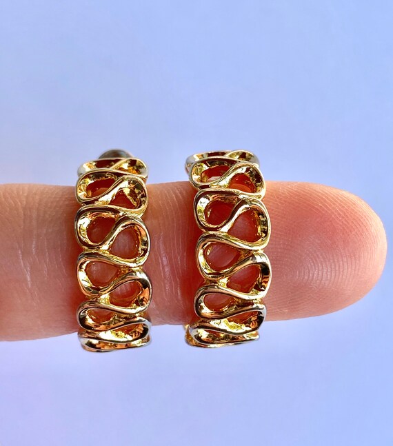 Gorgeous vintage snake thread gold hoops - image 3