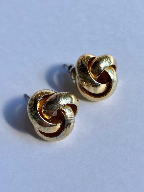 Beautiful Vintage knotted gold stud - image 5