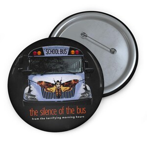Puede incluir: Un botón redondo con fondo negro que presenta un autobús escolar con un diseño de polilla. El texto dice "the silence of the bus" y "from the terrifying morning hours". Se ve un segundo botón.