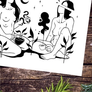 Puede incluir: Ilustraci&oacute;n en blanco y negro de l&iacute;nea de arte de dos figuras sentadas en un entorno de jard&iacute;n, cada una sosteniendo una taza de caf&eacute;. Las figuras est&aacute;n desnudas y tienen el pelo largo. El fondo presenta plantas estilizadas y una luna creciente.