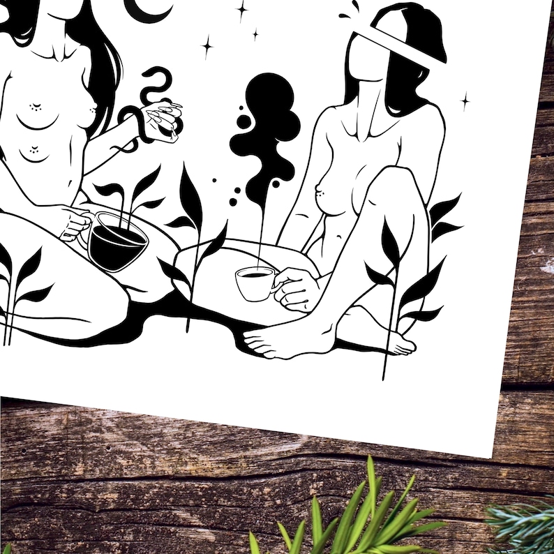 Puede incluir: Ilustraci&oacute;n en blanco y negro de l&iacute;nea de arte de dos figuras sentadas en un entorno de jard&iacute;n, cada una sosteniendo una taza de caf&eacute;. Las figuras est&aacute;n desnudas y tienen el pelo largo. El fondo presenta plantas estilizadas y una luna creciente.