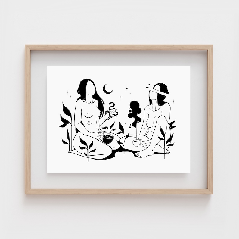 Puede incluir: Ilustraci&oacute;n en blanco y negro de dos mujeres sentadas en un jard&iacute;n. Una mujer sostiene una taza y la otra una serpiente. El fondo presenta una luna creciente y estrellas.