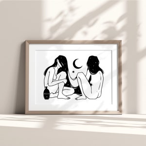 以下が含まれることがあります： 2 人の女性が背中合わせに座っている白黒の線画プリント。髪は流れ落ち、星と三日月でいっぱい。一人の女性が瓶を持っている。