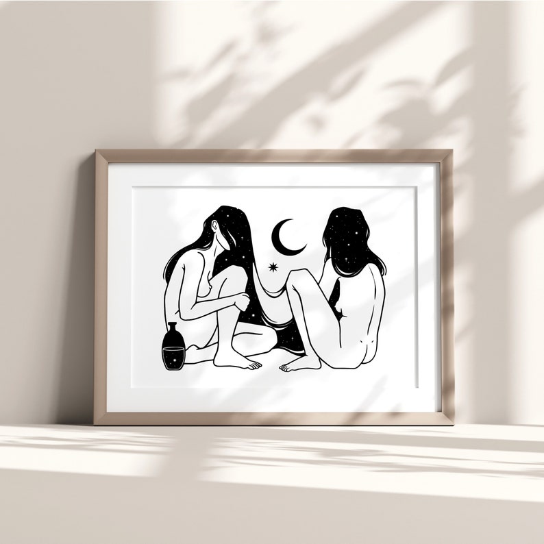 以下が含まれることがあります： 2 人の女性が背中合わせに座っている白黒の線画プリント。髪は流れ落ち、星と三日月でいっぱい。一人の女性が瓶を持っている。