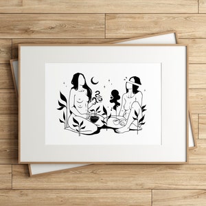 Puede incluir: Ilustraci&oacute;n en blanco y negro de l&iacute;nea de arte de dos figuras sentadas en un entorno de jard&iacute;n. Las figuras est&aacute;n desnudas y tienen el pelo largo. Una figura sostiene una taza y la otra una serpiente. El fondo presenta una luna creciente y estrellas.
