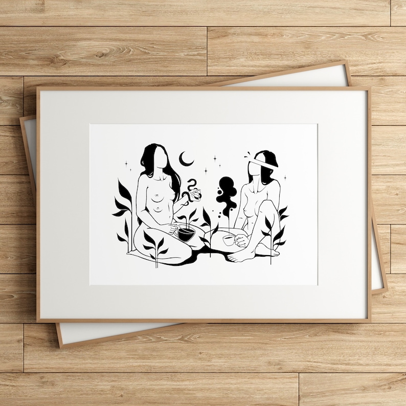 Puede incluir: Ilustraci&oacute;n en blanco y negro de l&iacute;nea de arte de dos figuras sentadas en un entorno de jard&iacute;n. Las figuras est&aacute;n desnudas y tienen el pelo largo. Una figura sostiene una taza y la otra una serpiente. El fondo presenta una luna creciente y estrellas.