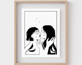Puede incluir: Una impresión artística en blanco y negro dentro de un marco de madera clara que representa a dos personas besándose. La ilustración presenta líneas negras marcadas sobre un fondo blanco con tres pequeñas estrellas de cuatro puntas sobre las figuras, encerradas en un borde rectangular.