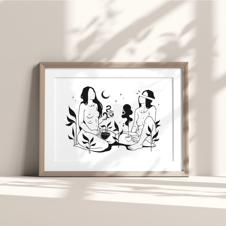 Puede incluir: Ilustraci&oacute;n en blanco y negro de dos figuras sentadas en un jard&iacute;n. Una de las figuras est&aacute; vendada y la otra sostiene una taza. Las figuras est&aacute;n rodeadas de plantas y una luna creciente.
