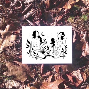 Puede incluir: Ilustraci&oacute;n en blanco y negro de l&iacute;nea de arte de dos figuras sentadas en un entorno de bosque, bebiendo de tazas. Las figuras est&aacute;n desnudas y tienen el pelo largo. El fondo incluye &aacute;rboles, hojas y estrellas.