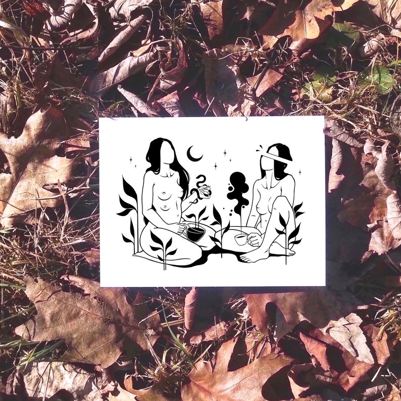 Puede incluir: Ilustraci&oacute;n en blanco y negro de l&iacute;nea de arte de dos figuras sentadas en un entorno de bosque, bebiendo de tazas. Las figuras est&aacute;n desnudas y tienen el pelo largo. El fondo incluye &aacute;rboles, hojas y estrellas.