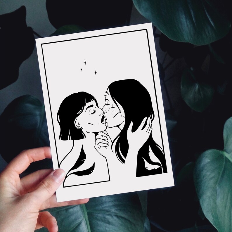 KISS | Sapphischer Kunstdruck | Queer Liebe Plakat | Frauen Linie Zeichnung | Witchy Dekor | Schwul | LGBTQ Wanddekor | Feministische Wohnkultur | Lesbisch Bild 2