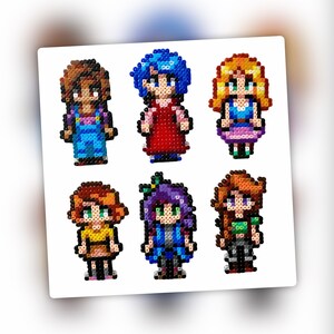 Op de afbeelding: Zes kleurrijke pixel art-karakters, elk met een ander kapsel en outfit. De karakters zijn gemaakt van kleine kralen en zijn gerangschikt in twee rijen van drie.