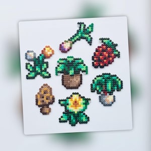 Puede incluir: Un conjunto de ocho diseños de plantas y hongos de pixel art hechos con cuentas de colores. Los diseños incluyen una planta en maceta, un hongo, una flor y una variedad de plantas de hojas.