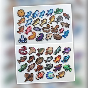 Op de afbeelding: Een verzameling pixel art vissen in verschillende kleuren, waaronder blauw, geel, rood en groen. De vissen zijn gerangschikt in twee groepen, elk met een verscheidenheid aan vormen en maten. De kunststijl doet denken aan retro videogames.