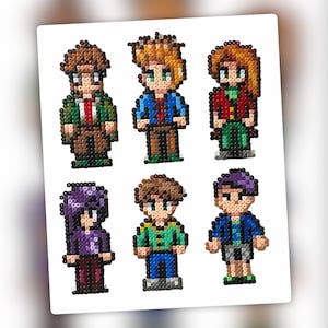 Op de afbeelding: Zes pixel art-karakters, elk met een ander kapsel en kleding. De karakters zijn gemaakt van kleurrijke kralen en zijn gerangschikt in twee rijen van drie.