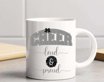 Taza de café para entrenadora de porristas, gris y negra, con el lema "Fuerte y orgulloso", regalo para la noche de graduación.