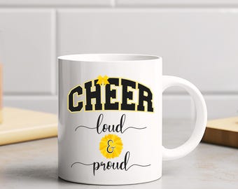 Taza de café Cheer Mom negra y amarilla: ¡Orgullosa y orgullosa! Regalo ideal para entrenadoras de porristas.
