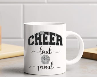 Taza de café Cheer Mom, negra y gris, con mensaje "Orgullosa y orgullosa" para entrenadoras de porristas.