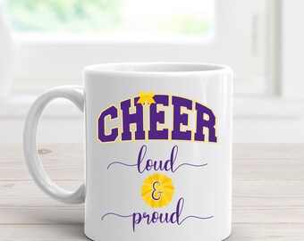 Taza de café de animadora con pompones morados y amarillos. Mamá animadora: ruidosa y orgullosa.