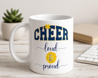 Taza de café para mamás animadoras, azul marino y amarillo, regalo del club de apoyo "Loud and Proud"