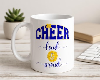 Taza de café de animadora azul rey y amarilla: ¡Orgullosa y orgullosa! Regalo ideal para las pruebas de selección de animadoras.