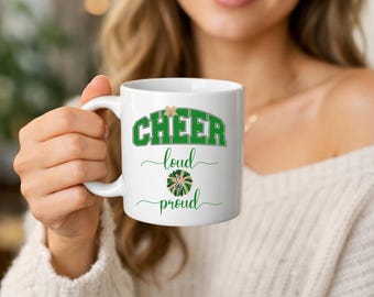 Taza de café de animadora verde y dorada: ¡Orgullosa y orgullosa! Regalo ideal para entrenadores de animadoras.