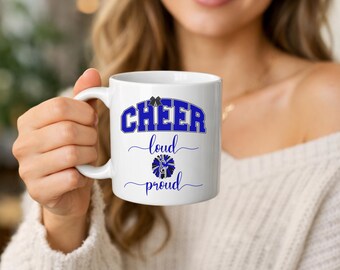 Taza de café Cheer Mom, azul rey y negro, con el mensaje "Fuerte y orgullosa", ideal para entrenadoras de porristas.