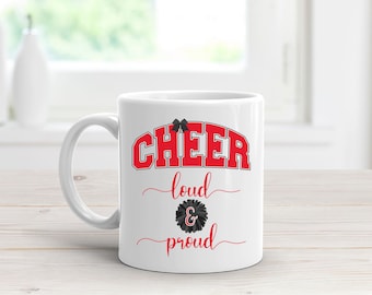 Taza de café para animadoras, roja y negra, con el mensaje "Orgullosa y orgullosa", ideal como regalo para mamás y entrenadoras.