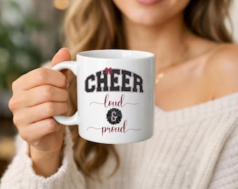 Taza de café de animadora, granate y negra, con el mensaje "Fuerte y orgullosa", regalo para mamás y entrenadoras de animadoras.