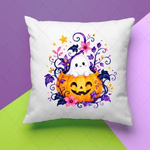 Puede incluir: Coj&iacute;n cuadrado blanco con un dise&ntilde;o de Halloween. El dise&ntilde;o presenta una calabaza sonriente con un lindo fantasma en su interior, rodeado de flores moradas y rosas, estrellas y enredaderas. La almohada es un art&iacute;culo decorativo.