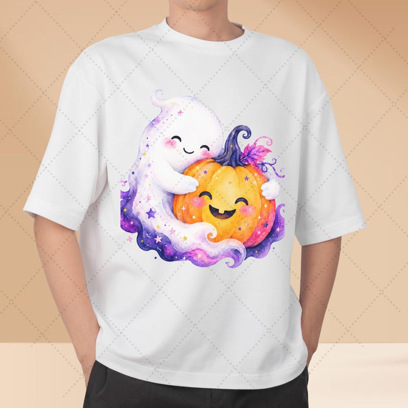 Puede incluir: Camiseta blanca con una ilustraci&oacute;n en acuarela de un fantasma amistoso abrazando una calabaza sonriente. El fantasma es blanco con detalles morados y azules, y la calabaza es naranja con un tallo verde. El dise&ntilde;o tiene un tema de Halloween.