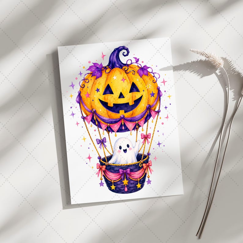 Puede incluir: Ilustraci&oacute;n en acuarela de un globo aerost&aacute;tico con tem&aacute;tica de Halloween. El globo es una calabaza sonriente con detalles morados. Un fantasma lindo saluda desde la cesta, decorada con lazos y estrellas rosas.