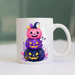Puede incluir: Taza de cer&aacute;mica blanca con un dise&ntilde;o de Halloween. El dise&ntilde;o presenta tres calabazas apiladas en rosa, morado y azul marino, cada una con una cara tallada. Tambi&eacute;n hay un peque&ntilde;o fantasma. La taza tiene un asa blanca.