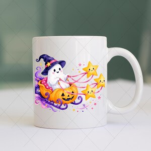 Puede incluir: Taza de cer&aacute;mica blanca con un dise&ntilde;o de Halloween. Un fantasma con sombrero de bruja est&aacute; en un carruaje de calabaza naranja, tirado por tres estrellas amarillas sonrientes. Acentos morados y rosas completan la ilustraci&oacute;n.