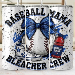 Puede incluir: Un vaso blanco con temática de béisbol. Presenta una pelota de béisbol, un lazo azul brillante, una zapatilla de caña alta y una botella de bebida deportiva. El texto dice "BASEBALL MAMA BLEACHER CREW."