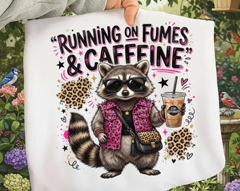 Diseño gráfico de mapache con cafeína, amante del café helado con actitud descarada, diseño para sublimación (descarga digital)